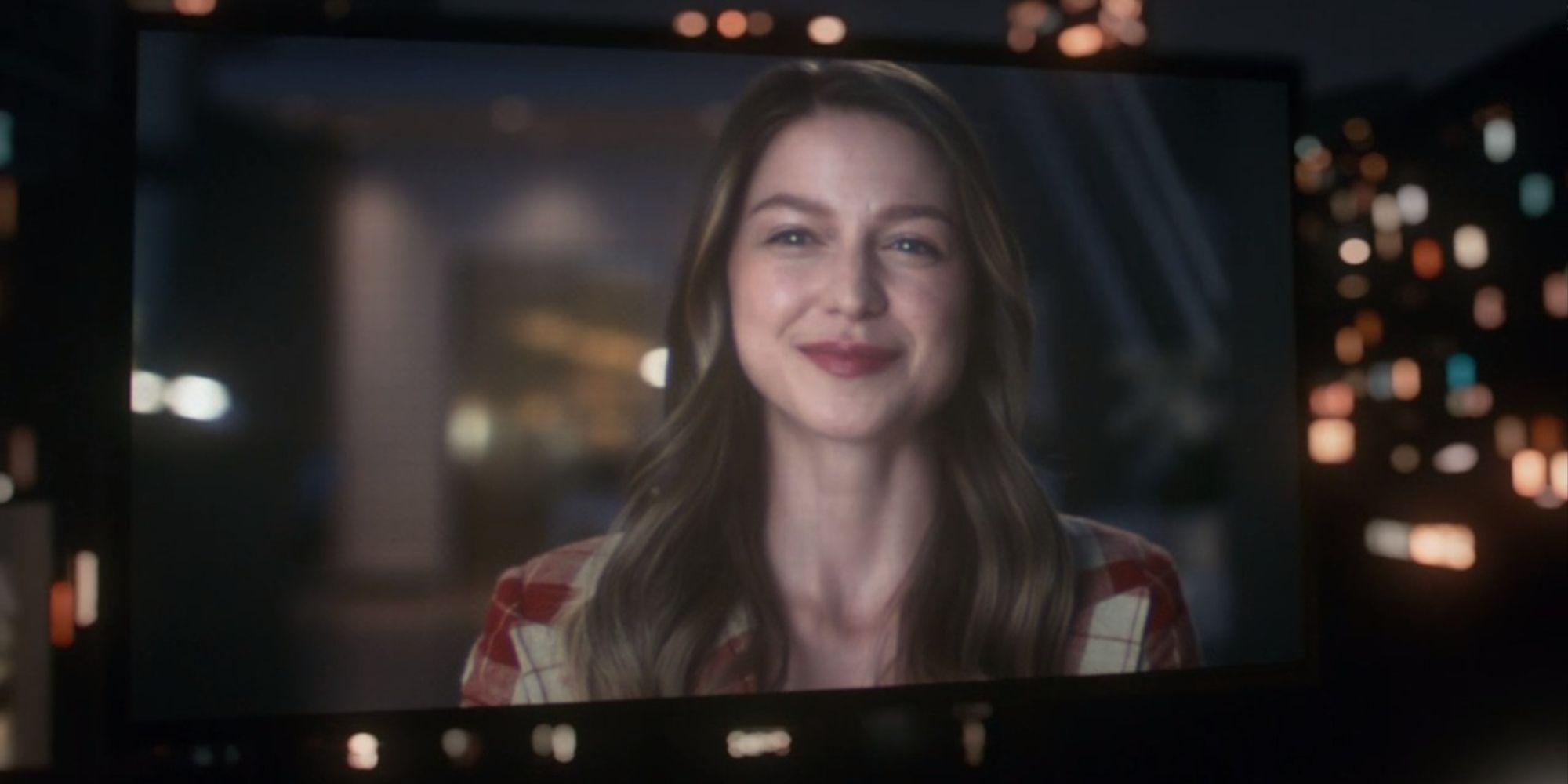 Kara Danvers smiling in camera on an interview in Supergirl's finale