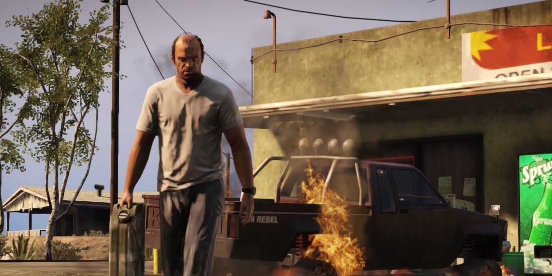 Trevor de GTA 5 se afasta de carro em chamas