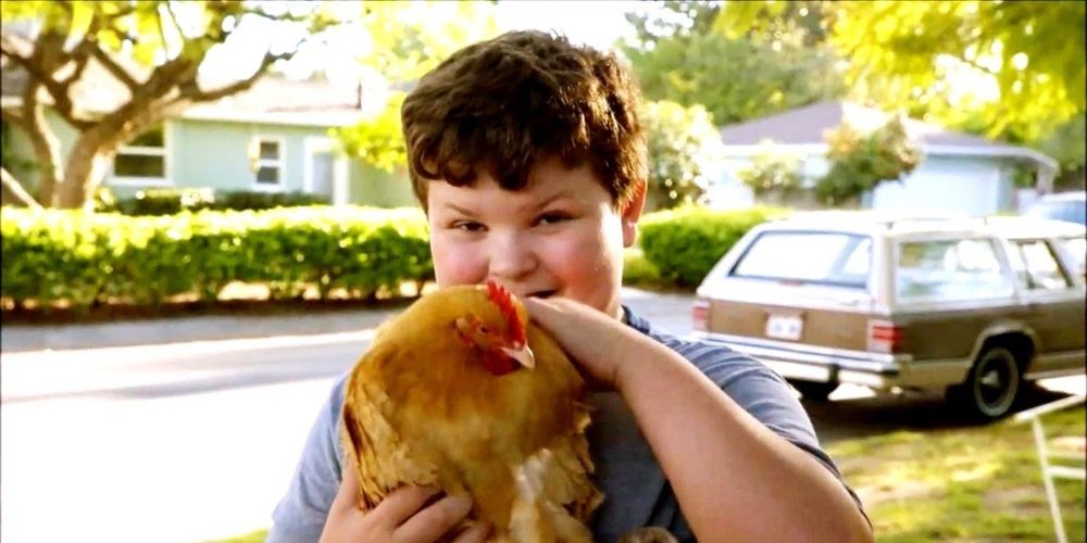 Billy Sparks torments Sheldon Cooper with a chicken in Young Sheldon