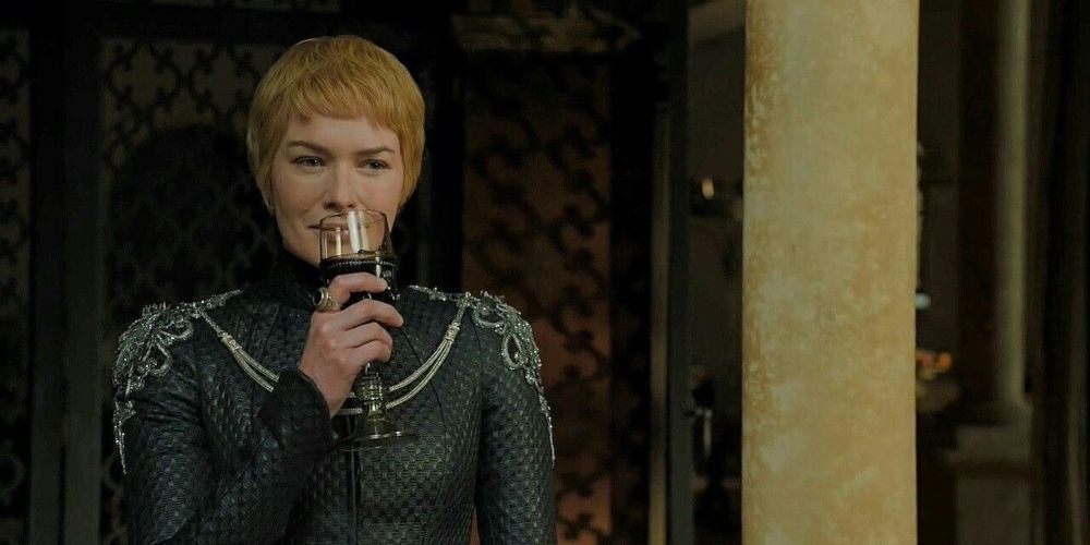Cersei Lannister bebe vino de su balcón a Game of Thrones.