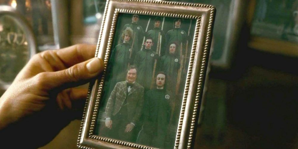 Harry Potter olha para uma foto de Horace Slughorn, Regulus Black e mais alunos.