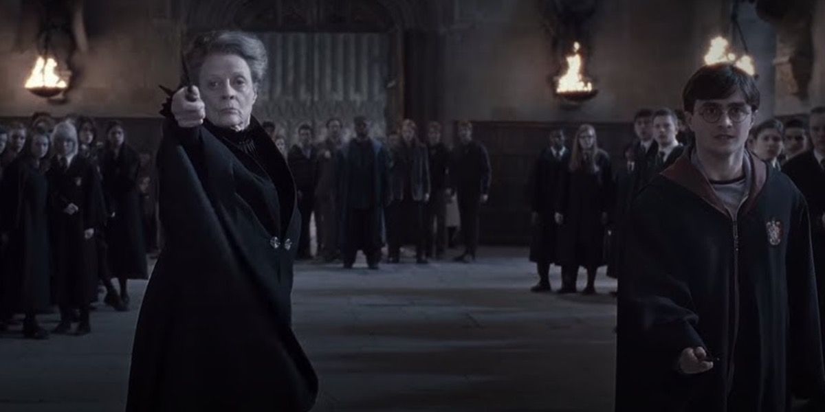 Minerva McGonagall apontando a mão em Harry Potter.