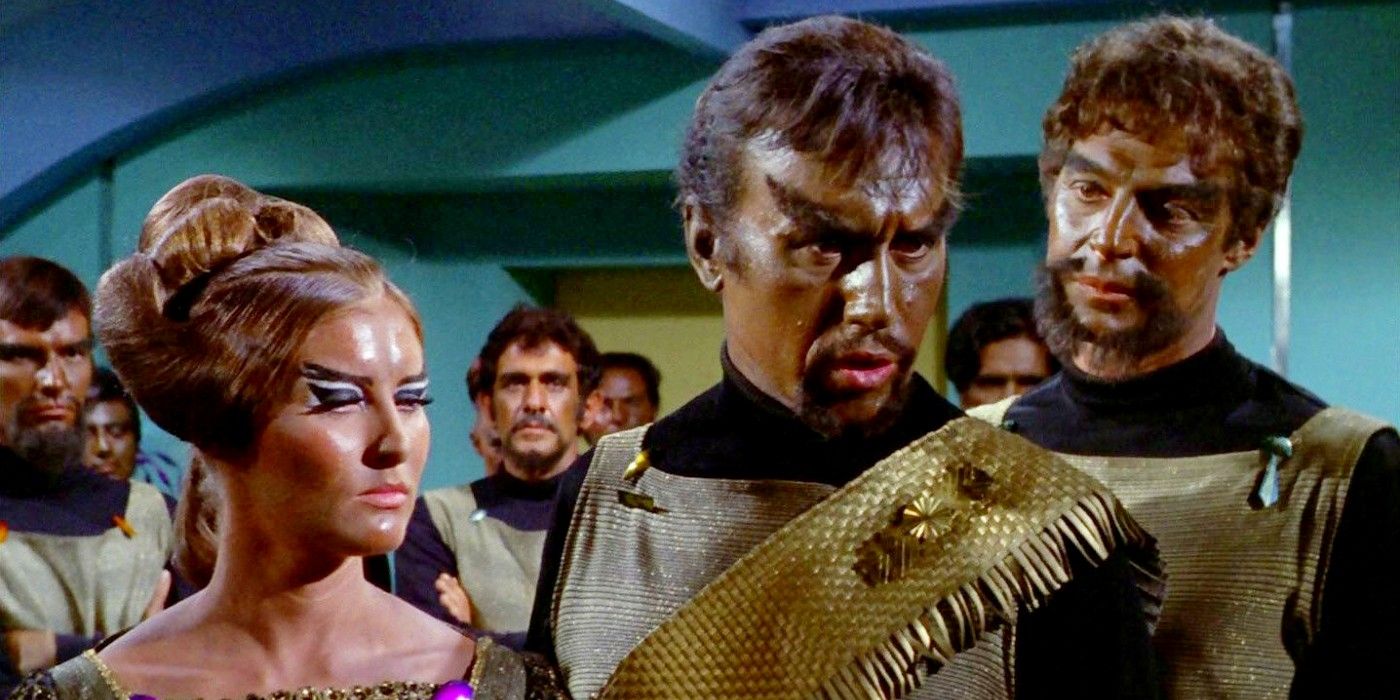 Kang (centro) lidera sua tripulação Klingon no Star Trek original e mais tarde retornou em DS9.