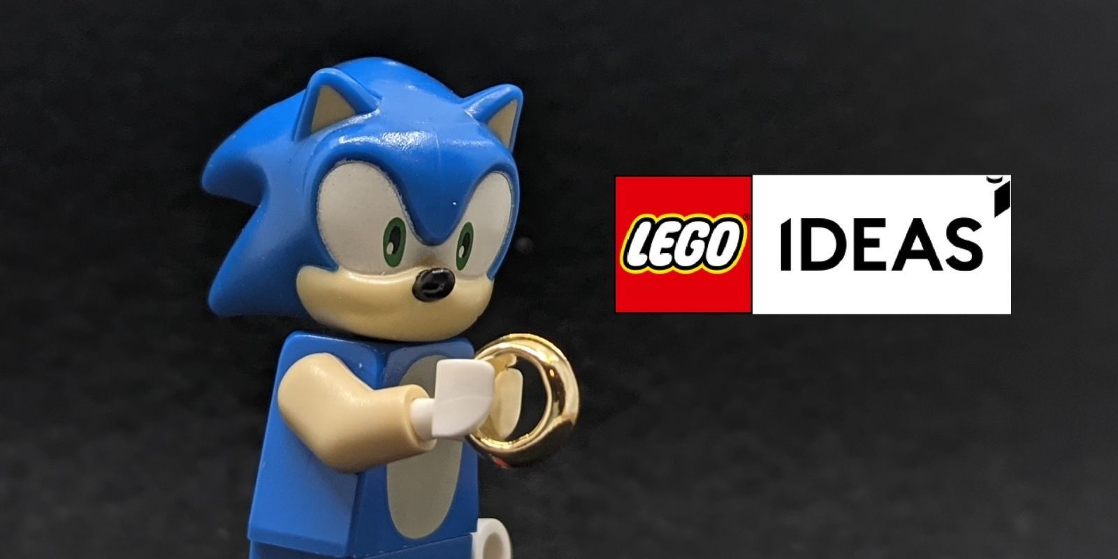 Uma minifigura LEGO Sonic the hedgehog segurando um anel dourado ao lado do logotipo LEGO Ideas