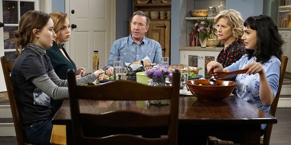 La showrunner de 2 Broke Girls se reúne con Kat Dennings para la comedia de situación de Tim Allen