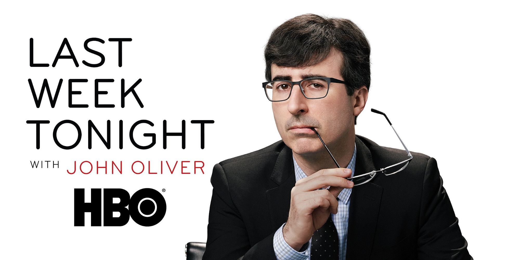 um jovem John Oliver segurando os óculos em uma imagem promocional de Last Week Tonight with John Oliver. 