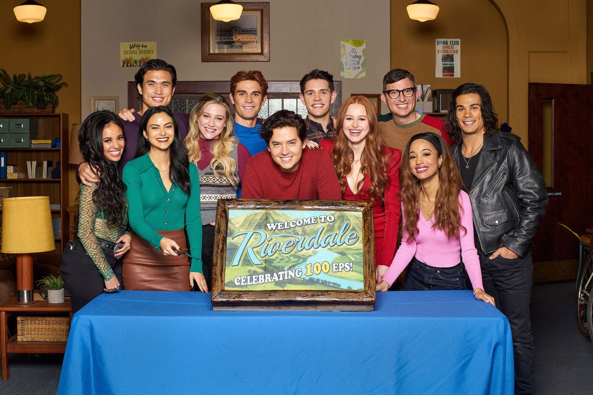 Riverdale -- “Chapter One Hundred: The Jughead Paradox” -- Image Number: RVD605_BTS_0001r -- Pictured: Vanessa Morgan, Charles Melton, Camila Mendes, Lili Reinhart, K.J. Apa, Cole Sprouse, Casey Cott, Madelaine Petsch, Roberto Aguirre-Sacasa, Erinn Westbrook and Drew Ray Tanner -- Photo: Michael Simon/The CW -- © 2021 The CW Network, LLC. All Rights Reserved.