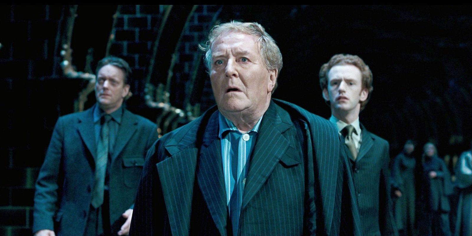 Cornelius Fudge and his entourage stand still in Harry Potter