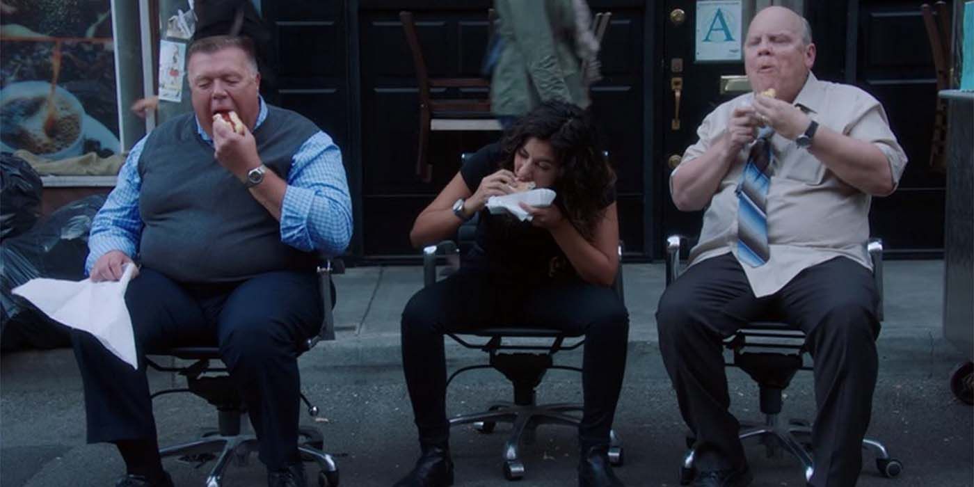 Rosa eats a hot dog with Hitchcock and Scully