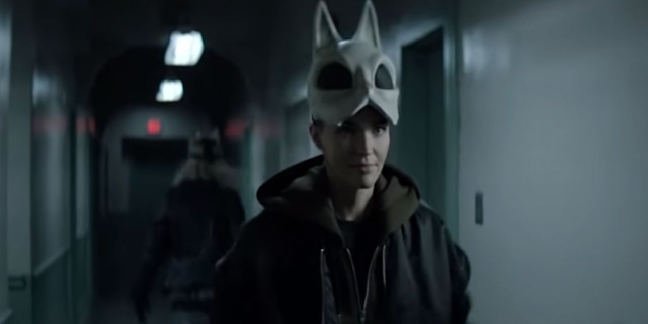 Kate wears a Wonderland Gang mask during a break in to Arkham in Batwoman