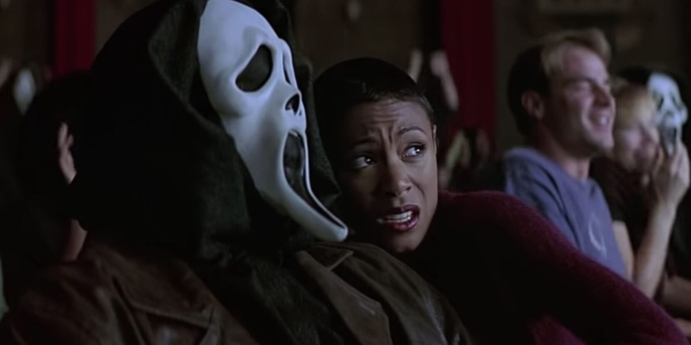 Maureen Evans with Ghostface during the Stab screening in Scream 2
