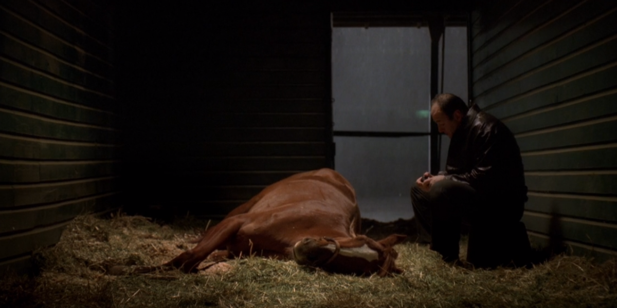 Tony senta ao lado de seu cavalo em Os Sopranos