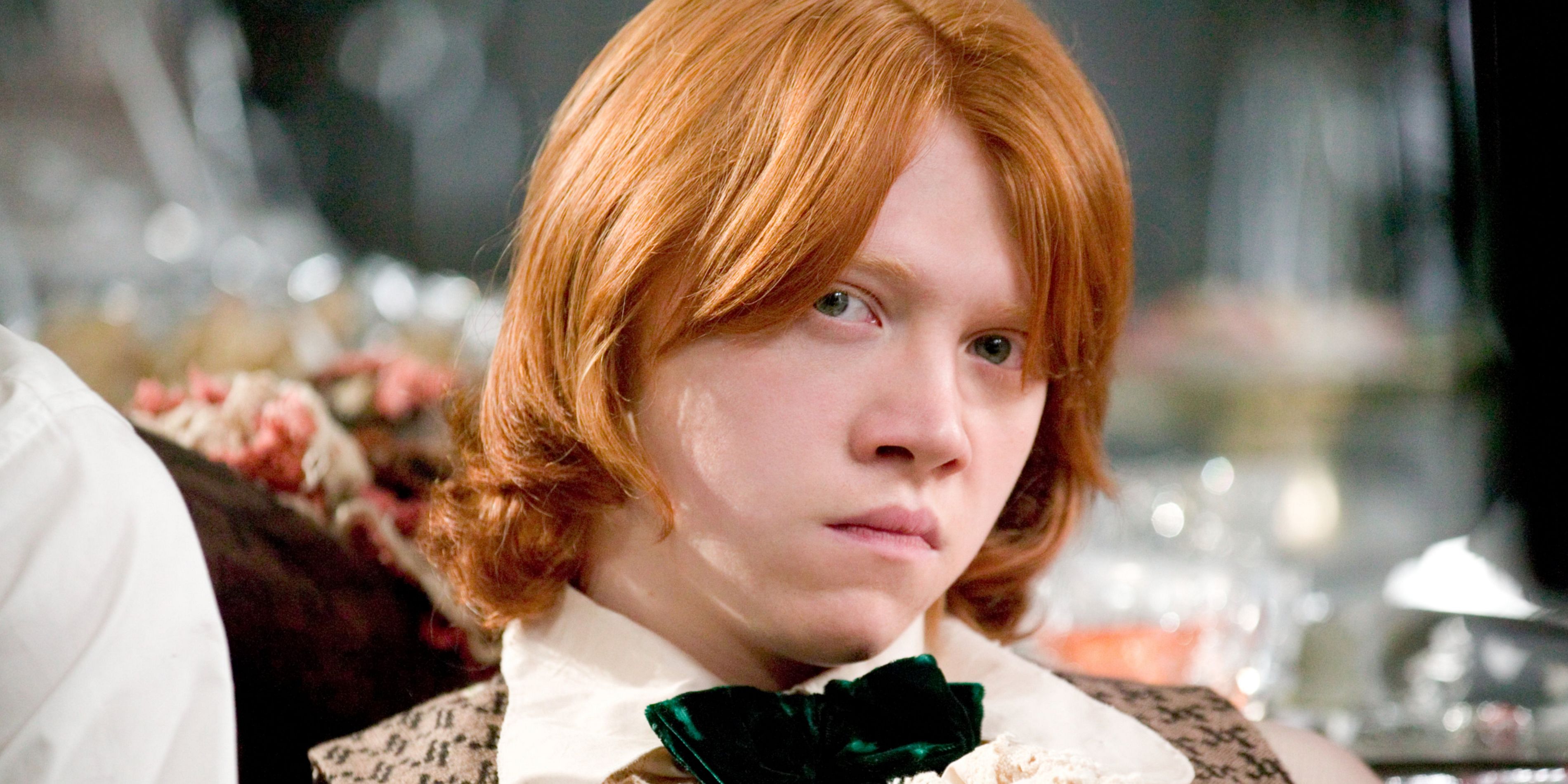 Ron Weasley, sert bir ifadeyle Yule Ball'da.