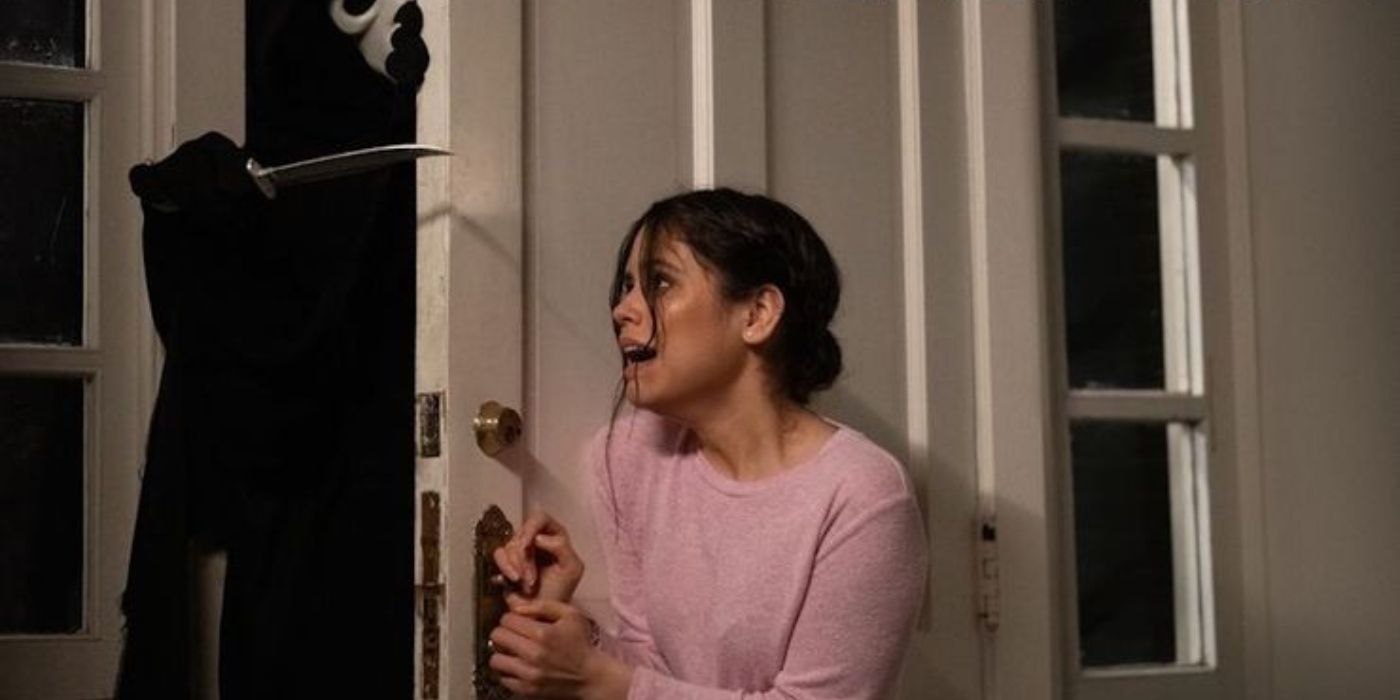 Ghostface attacks Tara (Jenna Ortega) in Scream 5