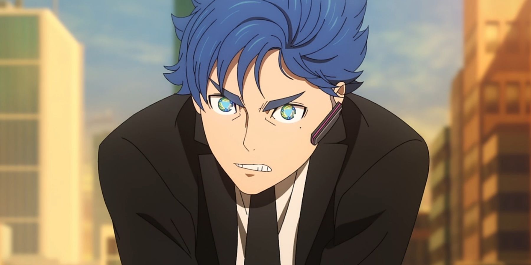 Aoi Shuta muestra sus dientes mientras viste un traje negro.