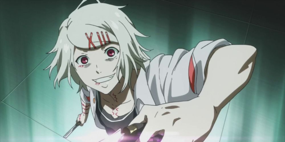 Juuzou Suzuya smiling with knives in each hand in Tokyo Ghoul.
