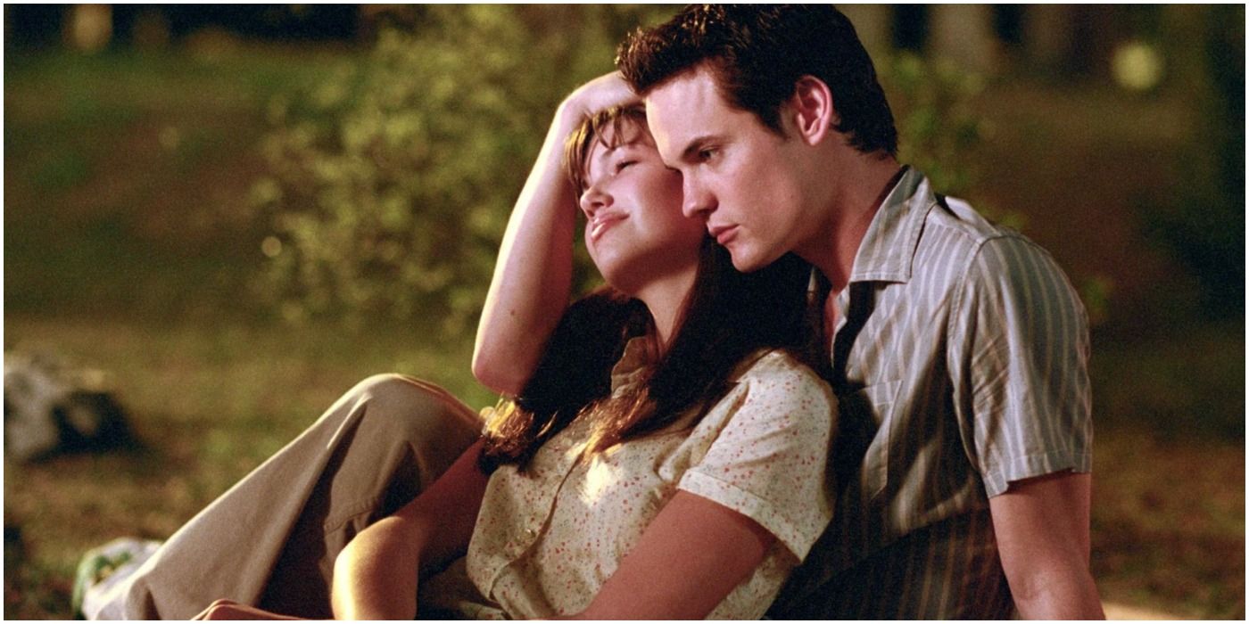 A Walk To Remember'dan Landon ve Jamie çimenlerin üzerinde sarılıyor