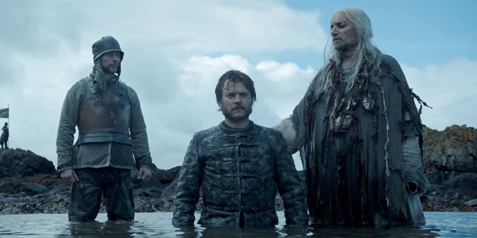 Aeron Damphair afoga -se cerimonialmente Euron Greyjoy em Game of Thrones.