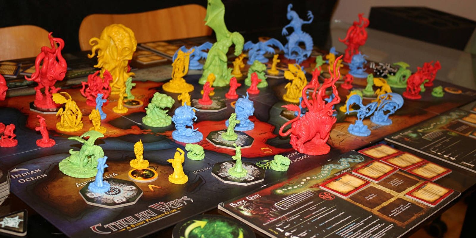 The large miniatures for Cthulhu Wars board game.