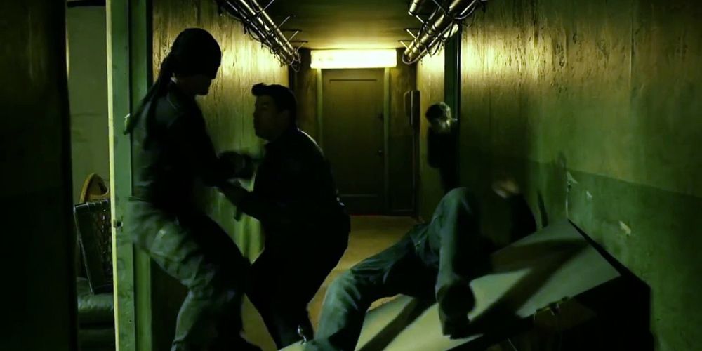 Matt Murdock fights criminals in a dingy hallway in Daredevil show
