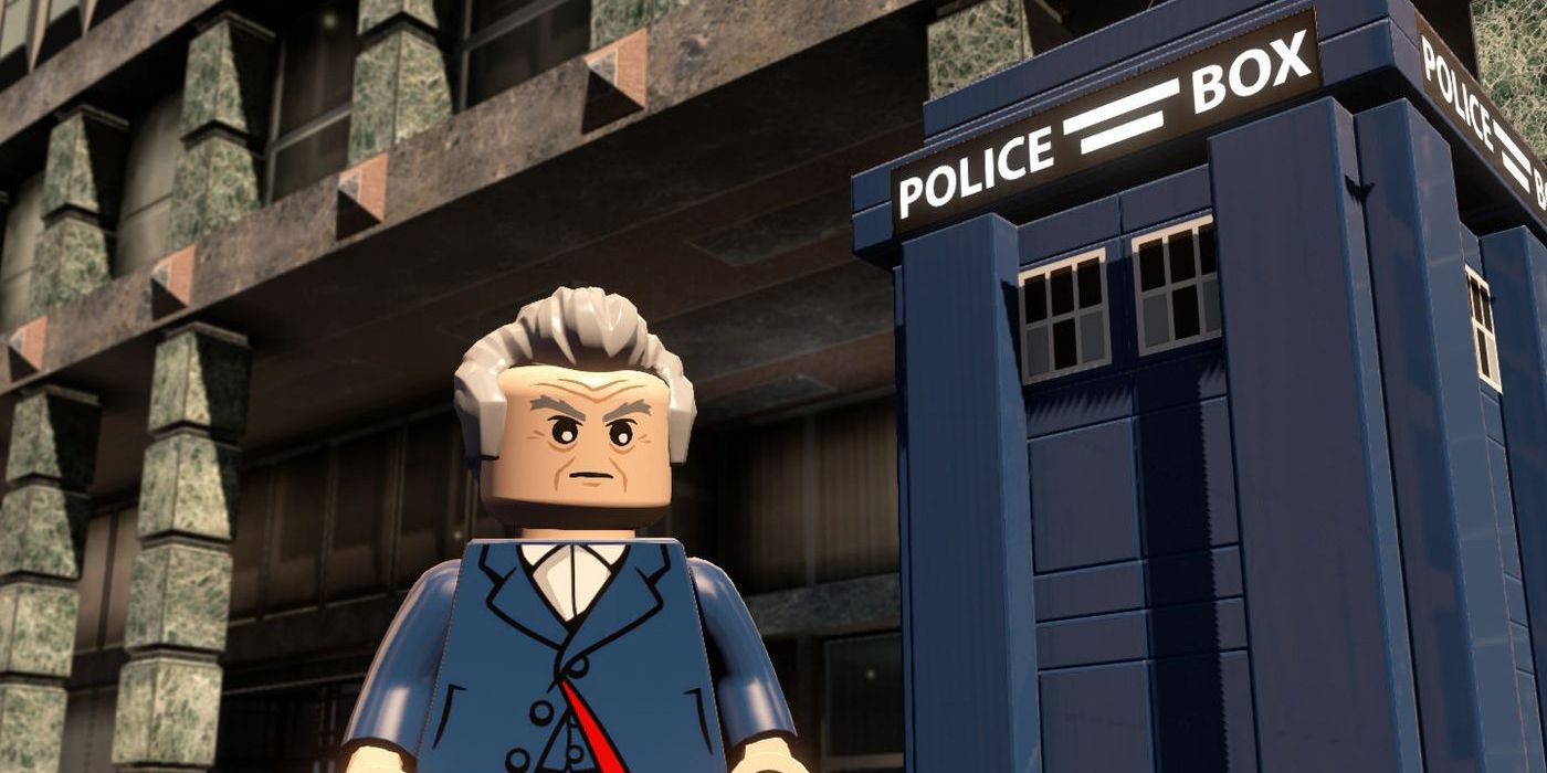 Uma minifigura LEGO do Décimo Segundo Doutor em frente a uma Caixa Policial LEGO TARDIS em LEGO Dimensions