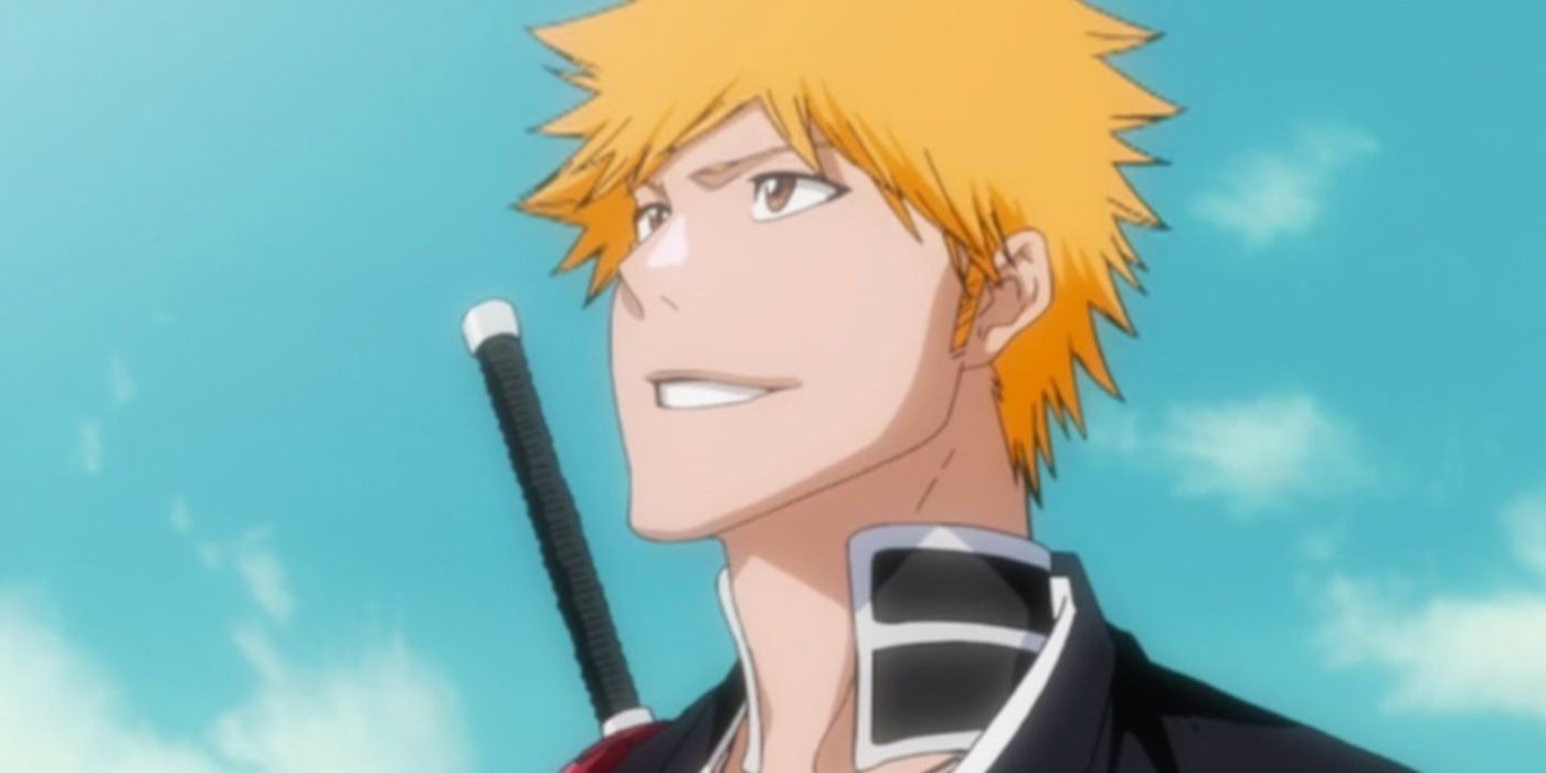 Ichigo Kurosaki está sorrindo enquanto olha para Bleach.