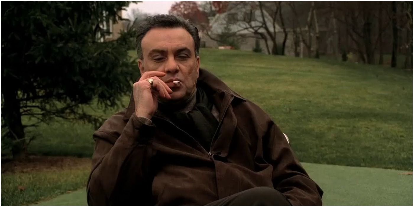 Johnny Sack dá uma tragada no cigarro em Os Sopranos.