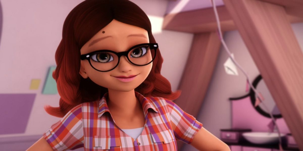 Alya se ve segura mientras está de pie en la habitación de Marinette