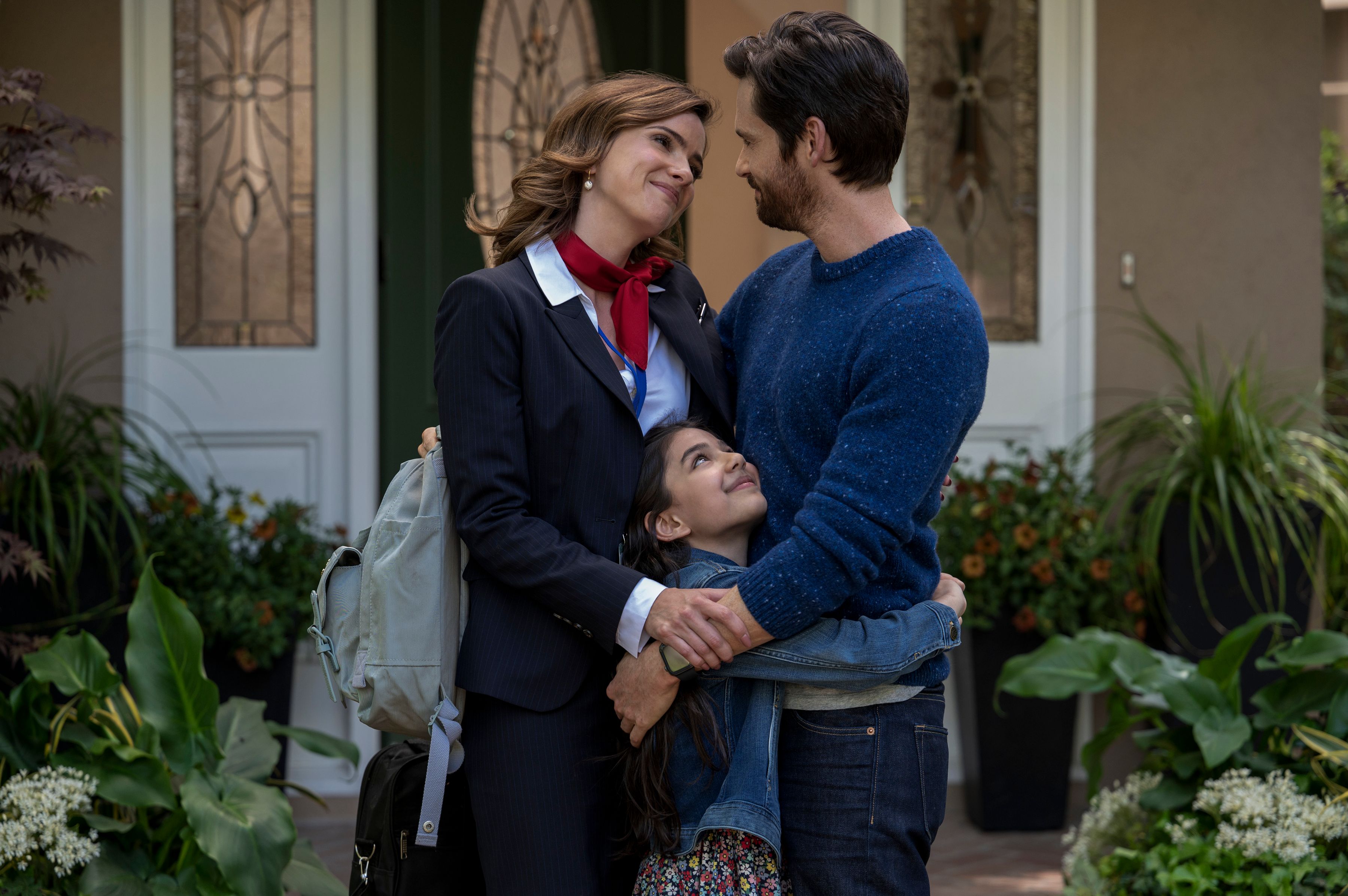 The Woman in the House Across the Street from the Girl in the Window. (L to R) Shelley Hennig as Lisa, Samsara Leela Yett as Emma, Tom Riley as Neil in episode 102 of The Woman in the House Across the Street from the Girl in the Window. Cr. Colleen E. Hayes/Netflix © 2021