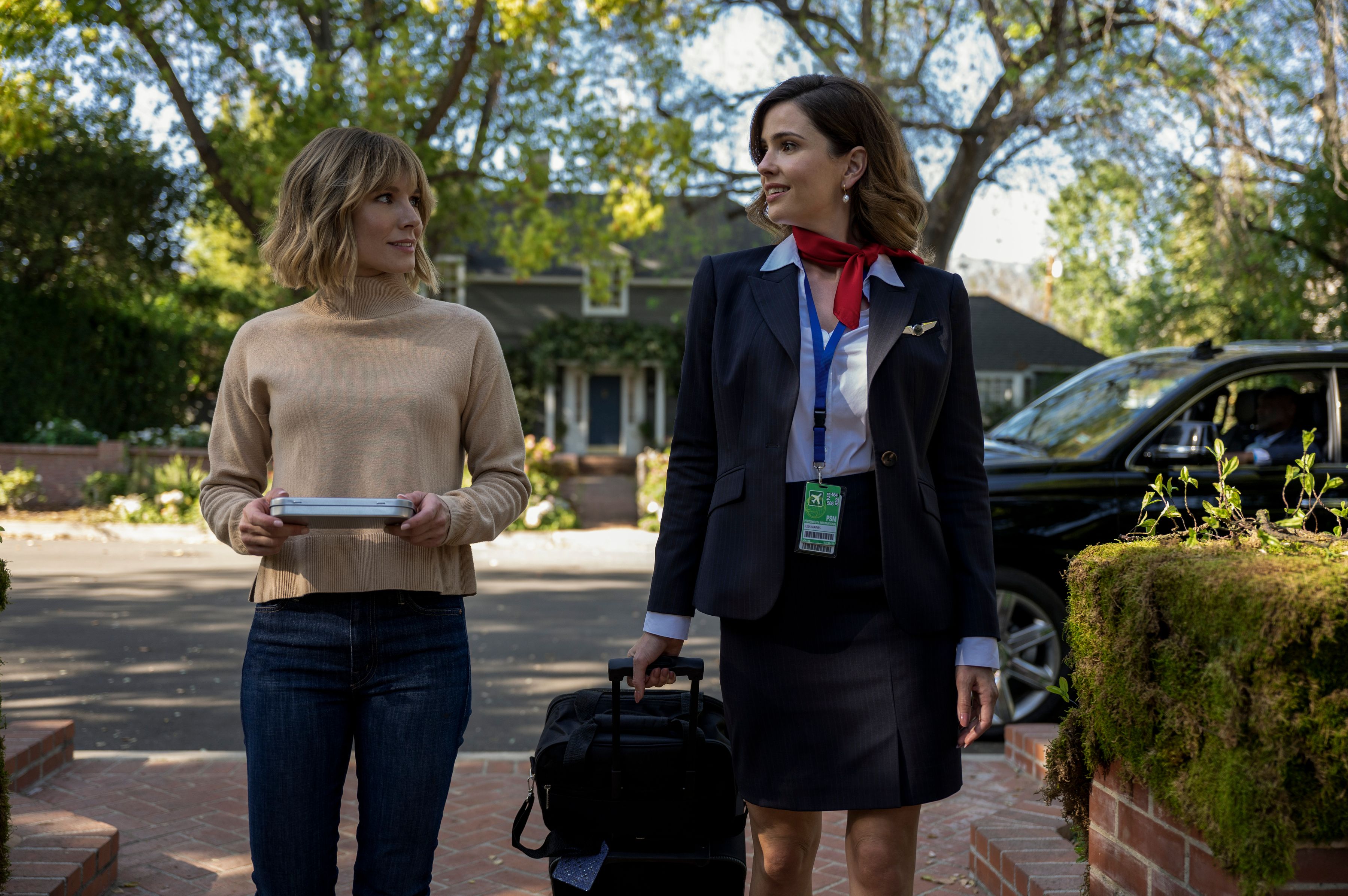 The Woman in the House Across the Street from the Girl in the Window. (L to R) Kristen Bell as Anna, Shelley Hennig as Lisa in episode 102 of The Woman in the House Across the Street from the Girl in the Window. Cr. Colleen E. Hayes/Netflix © 2021