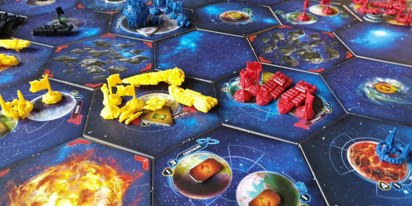 Ships from multiple players massing in Twilight Imperium game