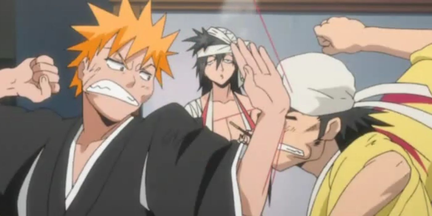 Ichigo golpea a Ganju mientras Kukaku mira.