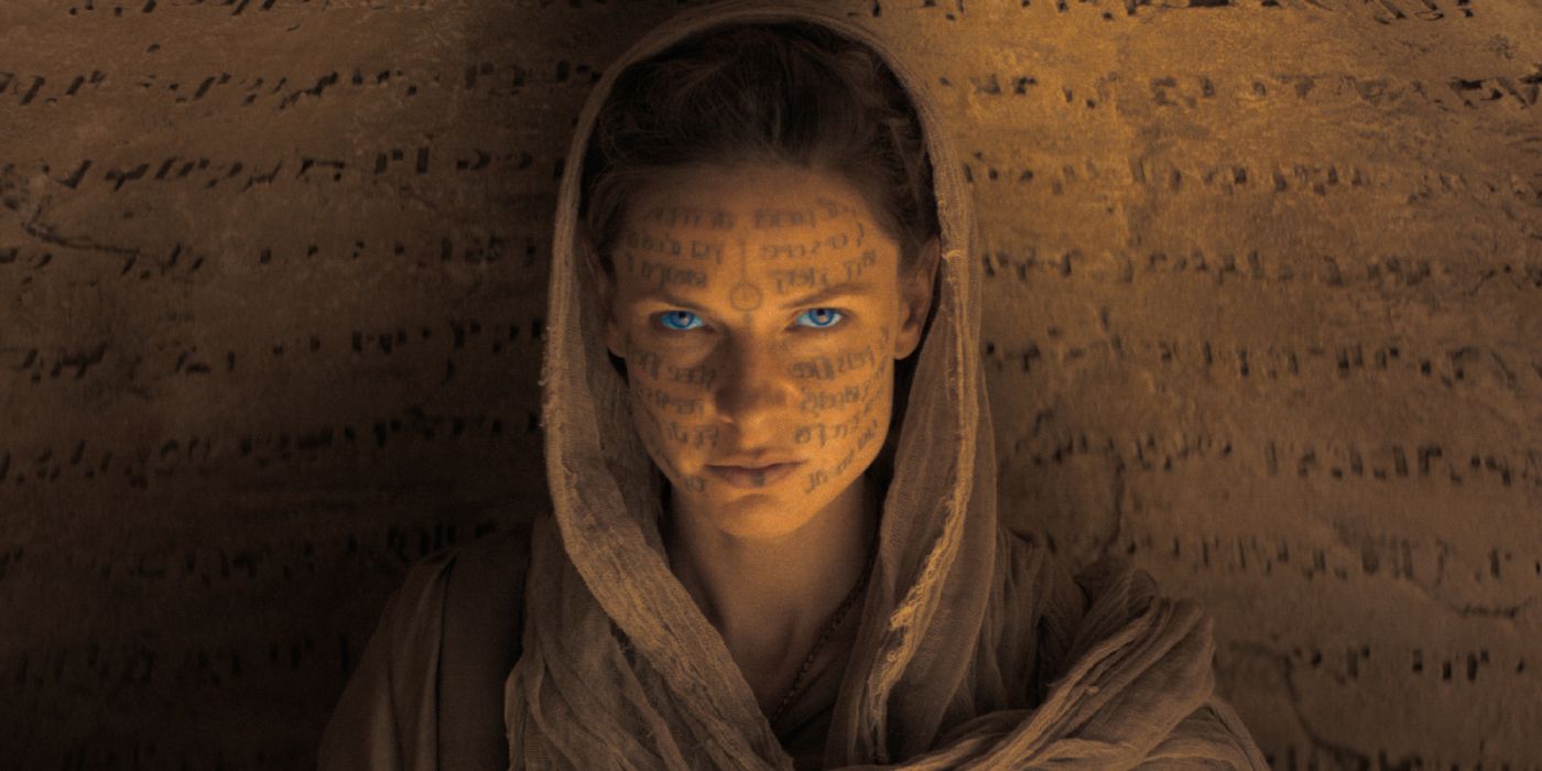 Lady Jessica de Rebecca Ferguson avec une écriture sur son visage qui correspond au mur derrière elle à Dune.