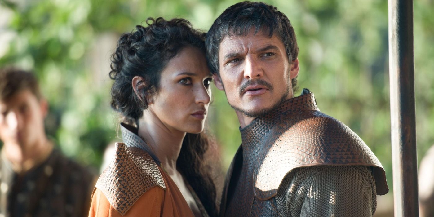 oberyn and ellaria martell in standing with their heads together in the courytard