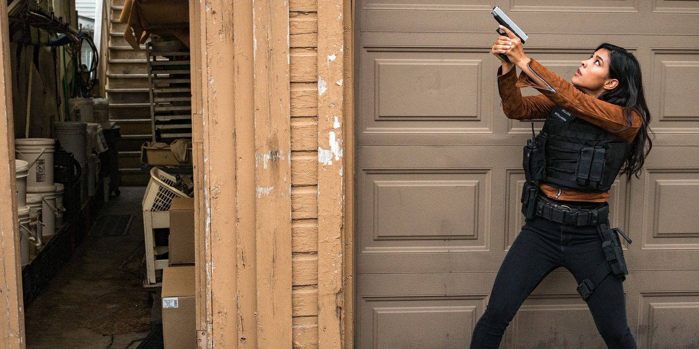 Lisseth Chavez as Vanessa Rojas with a gun in the air in Chicago P.D.