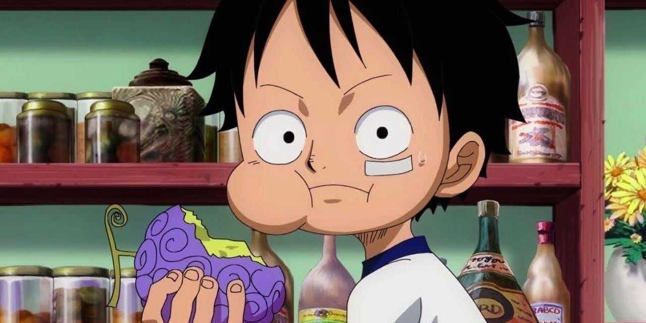 Luffy biting the Gomu Gomu no Mi