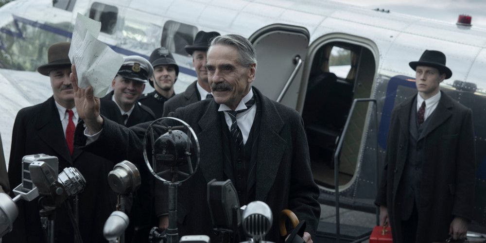 El primer ministro Neville Chamberlain (Jeremy Irons) ofrece una conferencia de prensa en Munich: The Edge of War