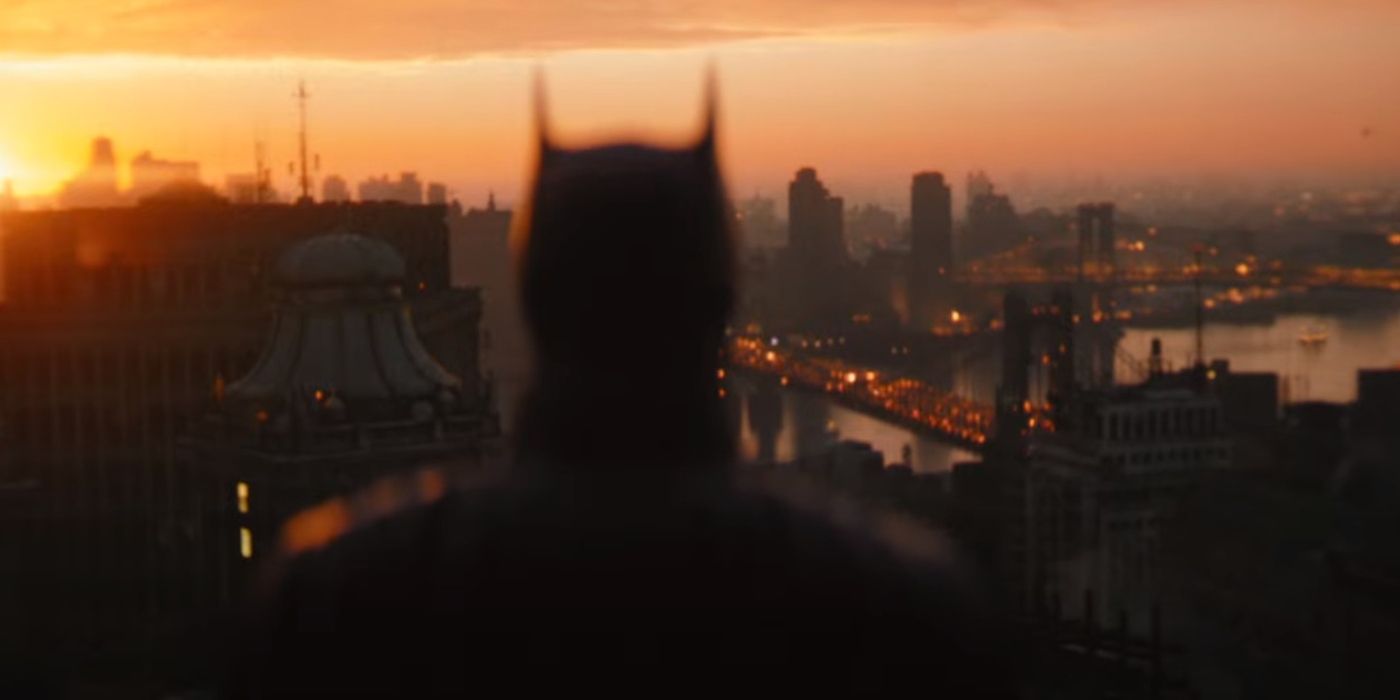 Robert Pattinson como o Batman olhando para Gotham City