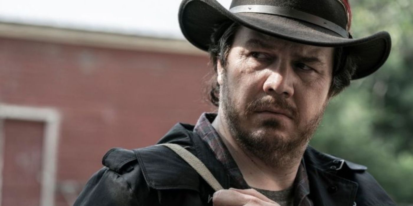 Eugene olhando de soslaio e usando um chapéu de cowboy em The Walking Dead