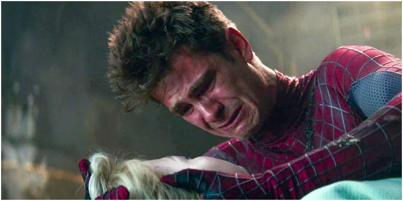 Spider-Man mourns over Gwen Stacy in Amazing Spiderman 2.