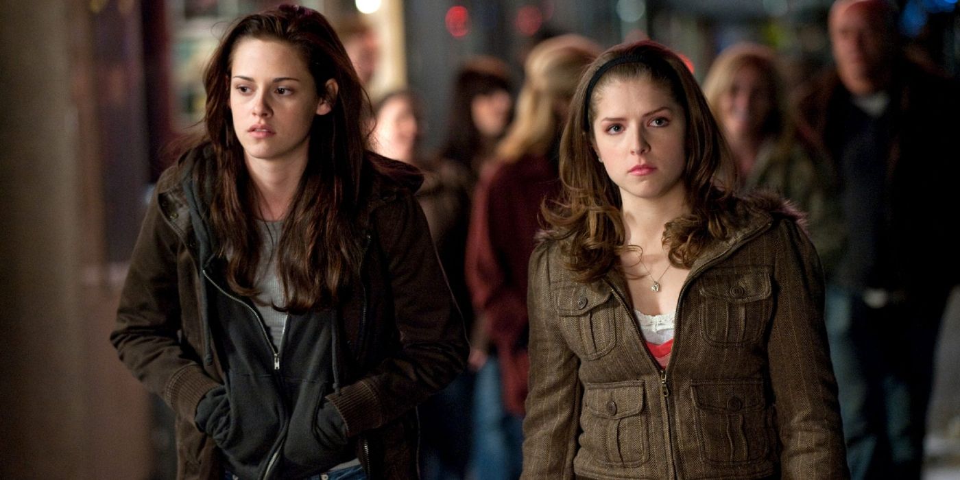 Bella and Jessica walking in New Moon.