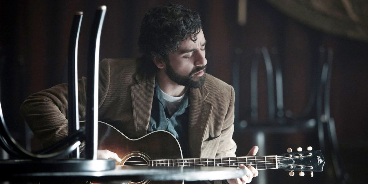 Dentro de Llewyn Davis, Oscar Isaac toca guitarra