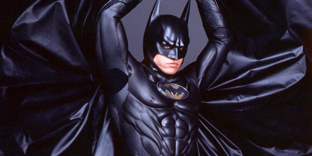 Val Kilmer como Batman em imagens promocionais