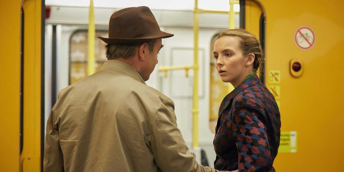 bill and villanelle at the station