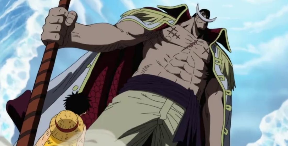 Barba Branca segura Murakumogiri enquanto ele se eleva sobre Luffy (One Piece).