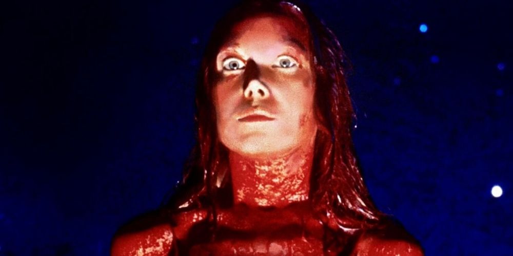 Carrie White, de Sissy Spacek, sendo encharcada em sangue de porco no baile de formatura no filme de Carrie