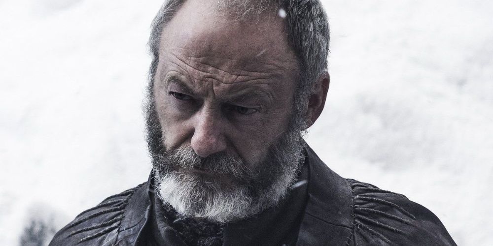 Davos Seaworth entrecierra los ojos y mira expectante en Juego de Tronos