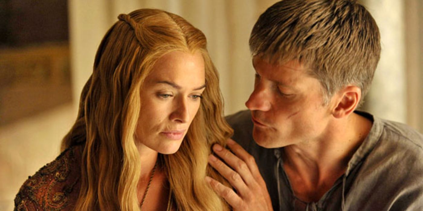 Jaime Lannister com a mão no ombro de Cersei Lannister em Game of Thrones.