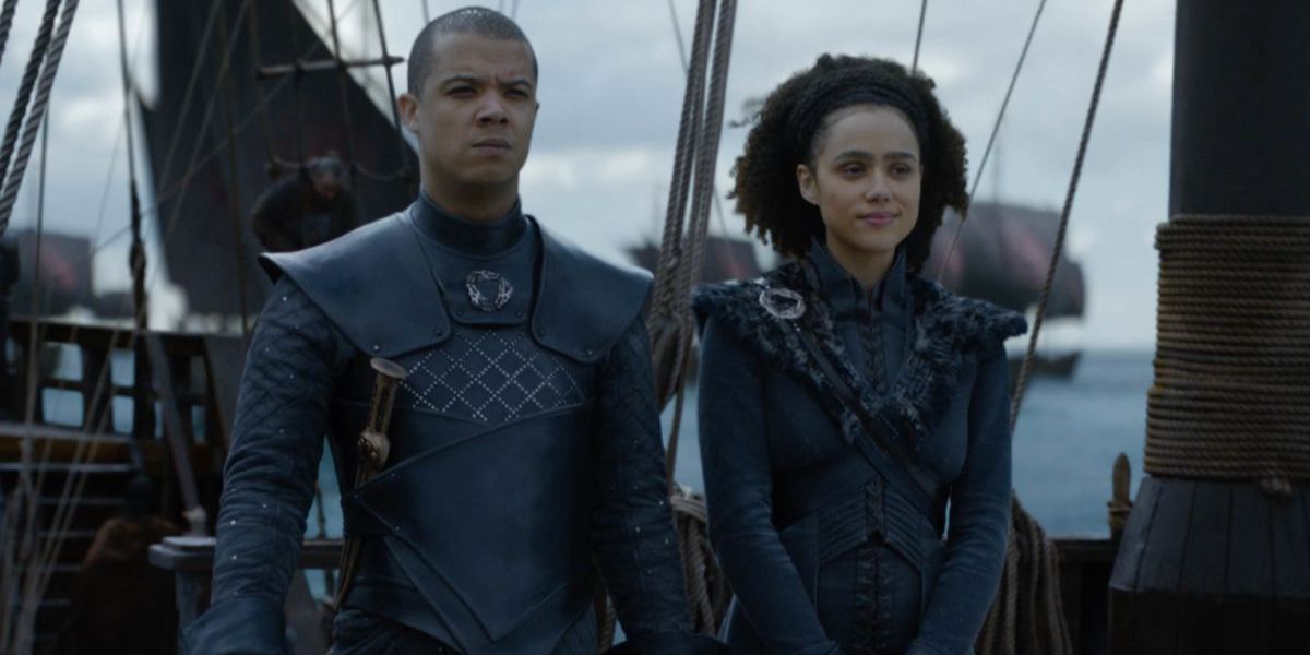 Missandei y Grey Worm están uno al lado del otro en un barco en Juego de Tronos