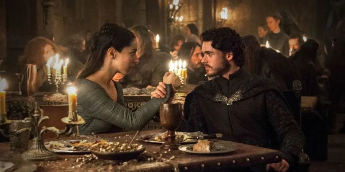 Robb Stark e Talisa de mãos dadas no Casamento Vermelho em Game of Thrones